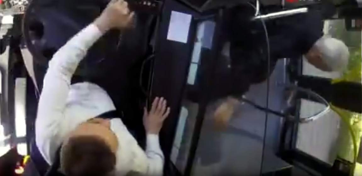 Avtobusda bədbəxt hadisə; yaşlı kişi yıxılıb öldü 