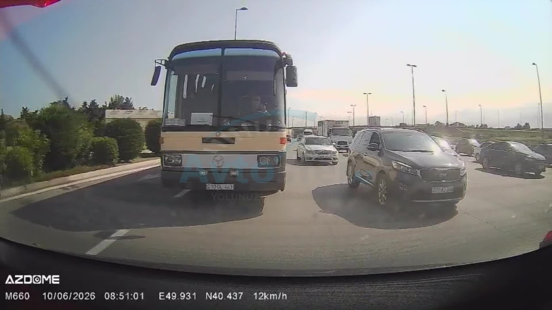 Sərnişin dolu avtobusda məsuliyyətsizlik 
