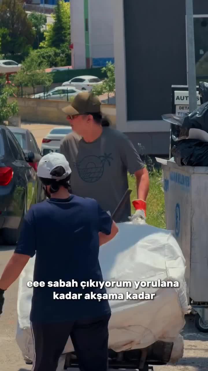 Tanınmış müğənni küçədən zibil YIĞIR