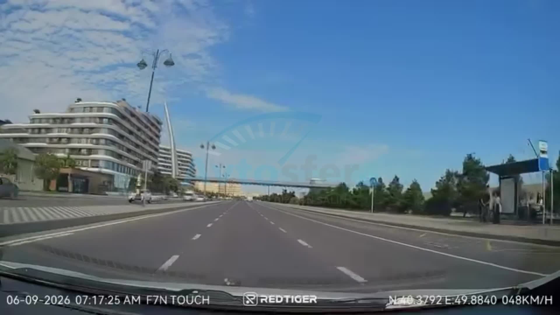 Yaxınlaşan avtomobilə məhəl qoymayan piyada təhlükə yaratdı