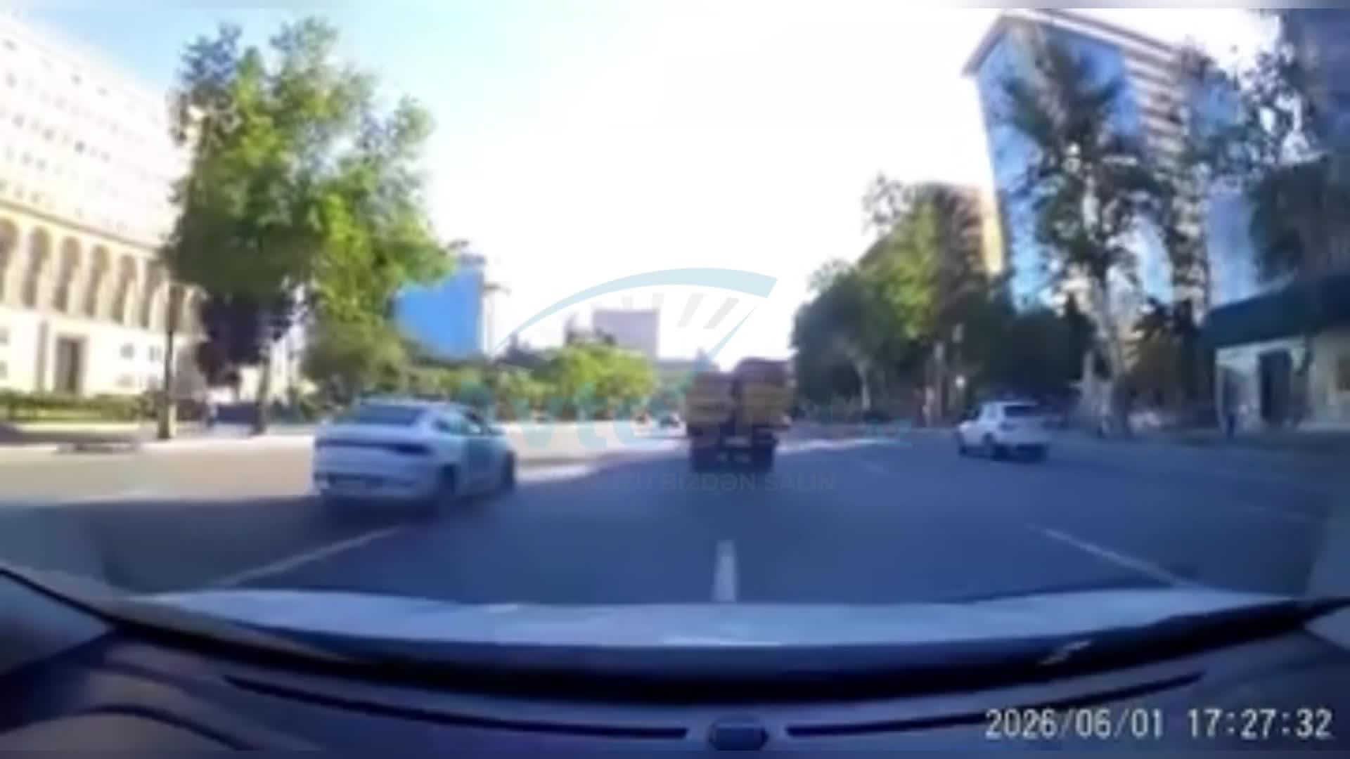 Səhlənkar sürücü daşıdığı materialları yola səpələdi