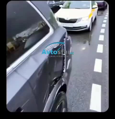 Tıxacdan bezən sürücü maşını avtopilota qoyub marketə getdi