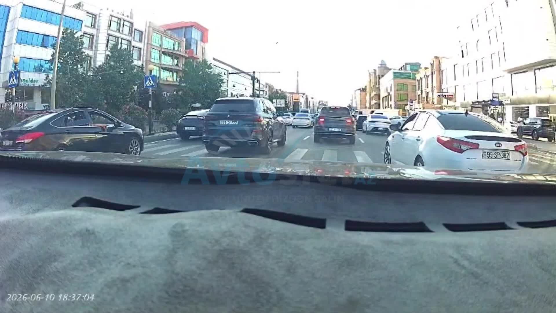 Bakıda “Mercedes” sürücüsü piyada və avtomobilə təhlükə yaratdı