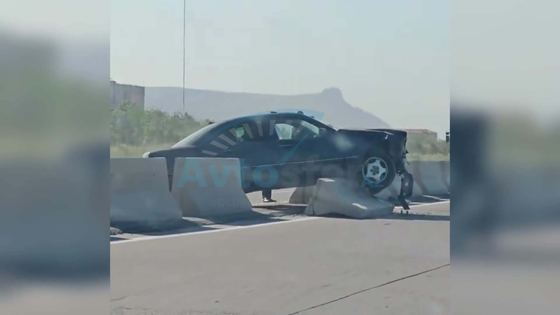 İdarəetmədən çıxan “Mercedes” beton maneənin üzərinə dırmandı