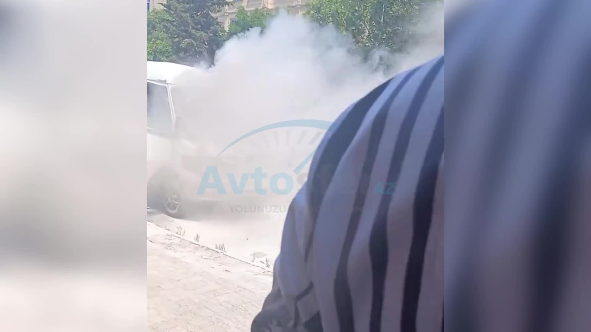 Salyanda hərəkətdə olan mikroavtobus qəfil alışdı