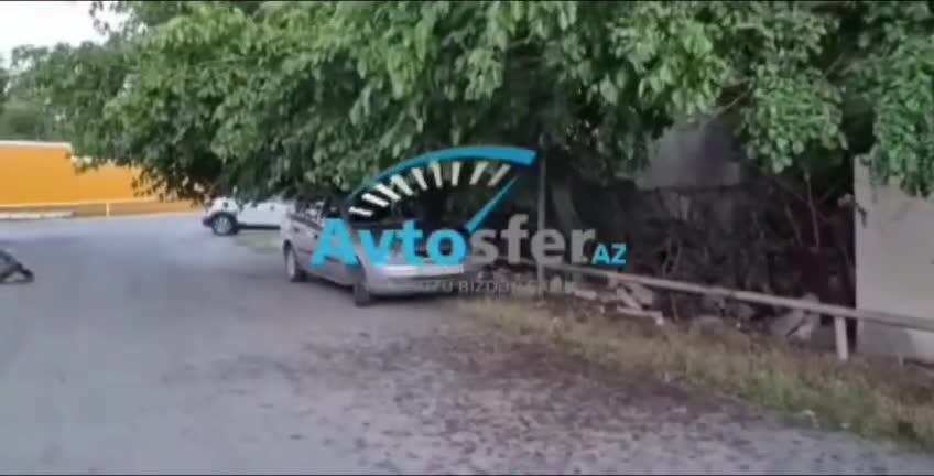 Bu küçədə nə zibil yığışdırılır, nə də ağaclar budanır