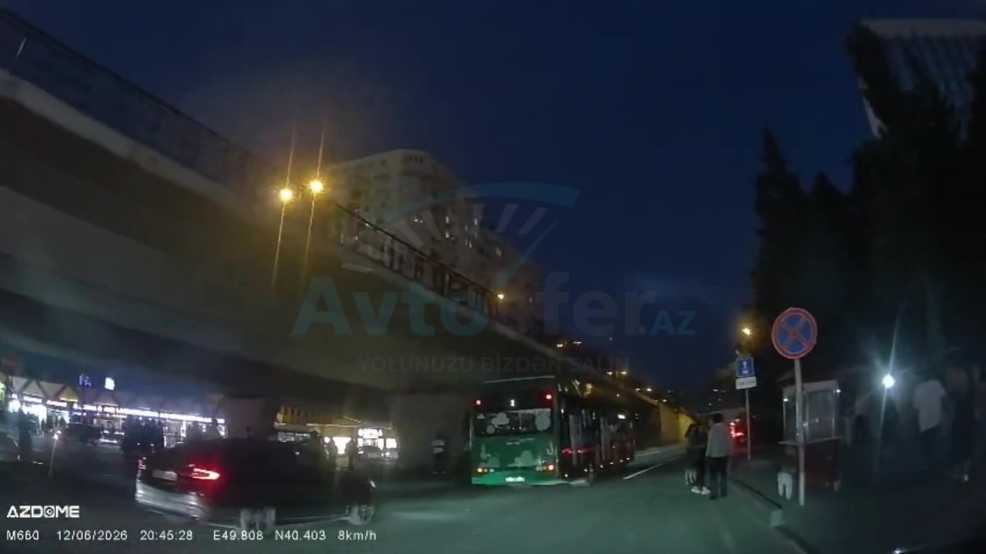 Piyada az qala avtobusun altında qalacaqdı 