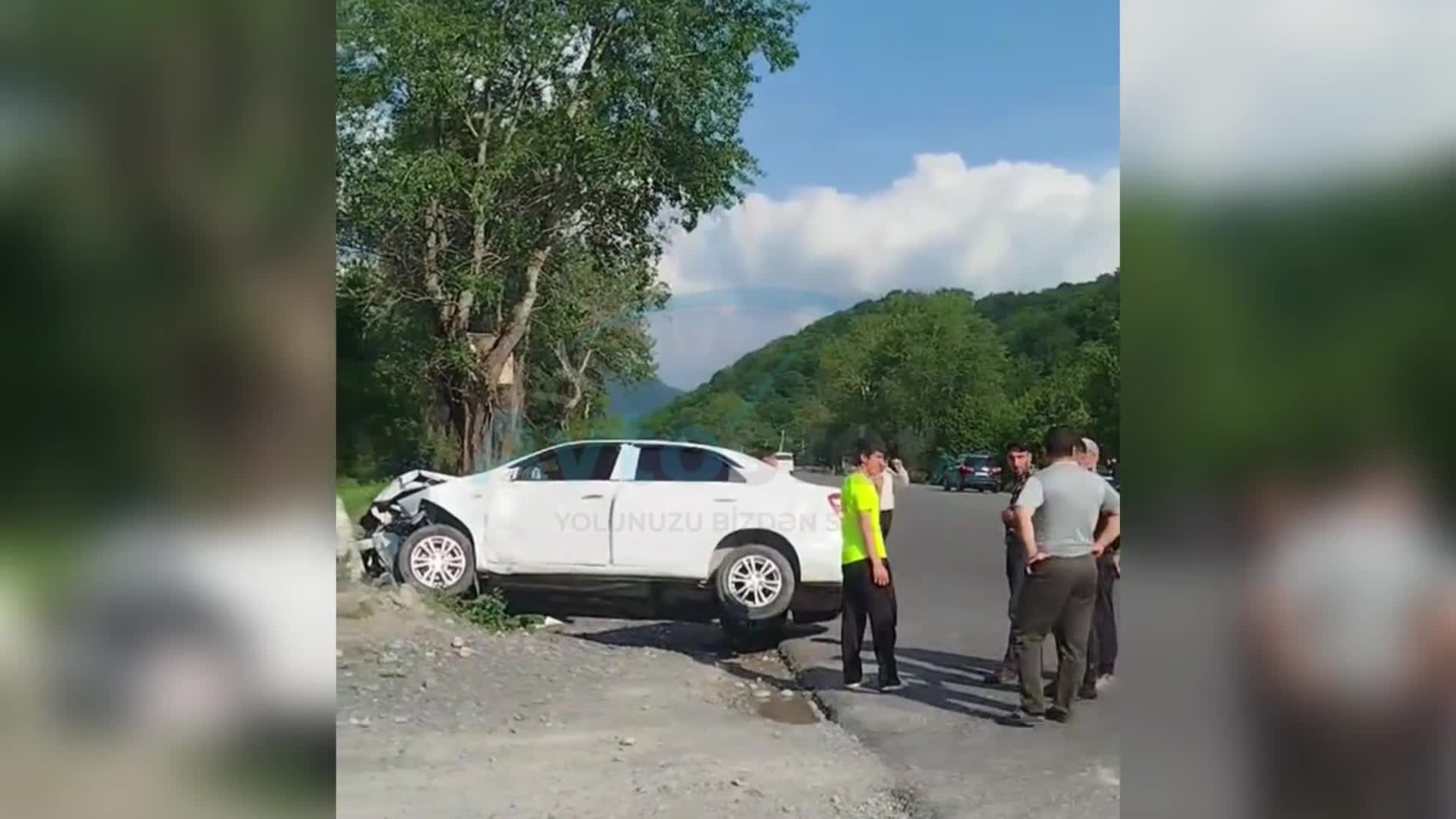 İşıq dirəyi qəzaya düşən avtomobilin üzərinə aşdı