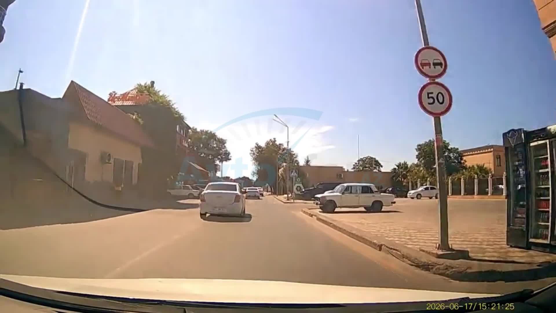 Hər iki istiqamətdən gələn avtomobilləri təhlükəyə atdı