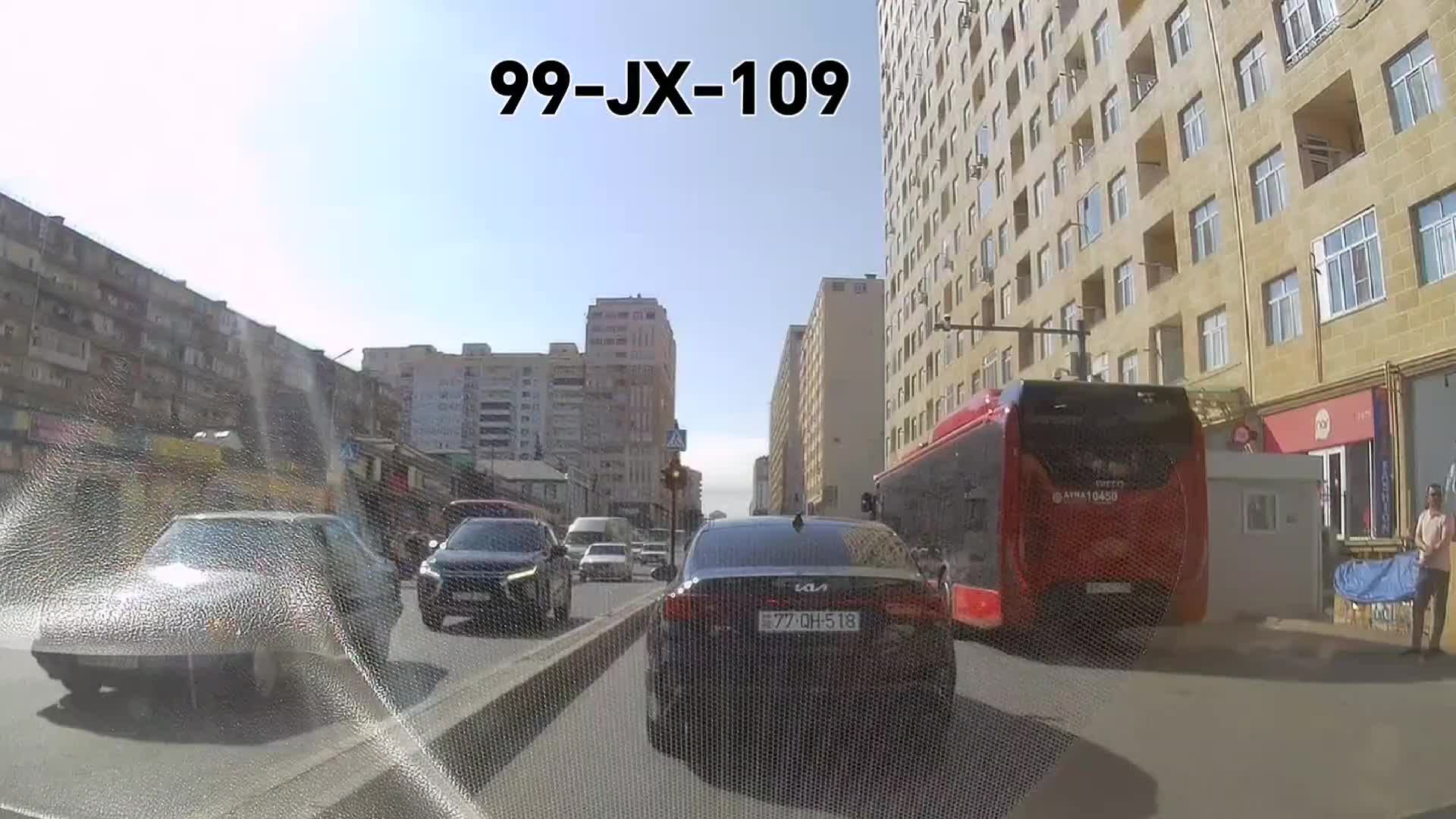 Avtobus sürücüsü yaşılda dayanıb qırmızıda keçdi 