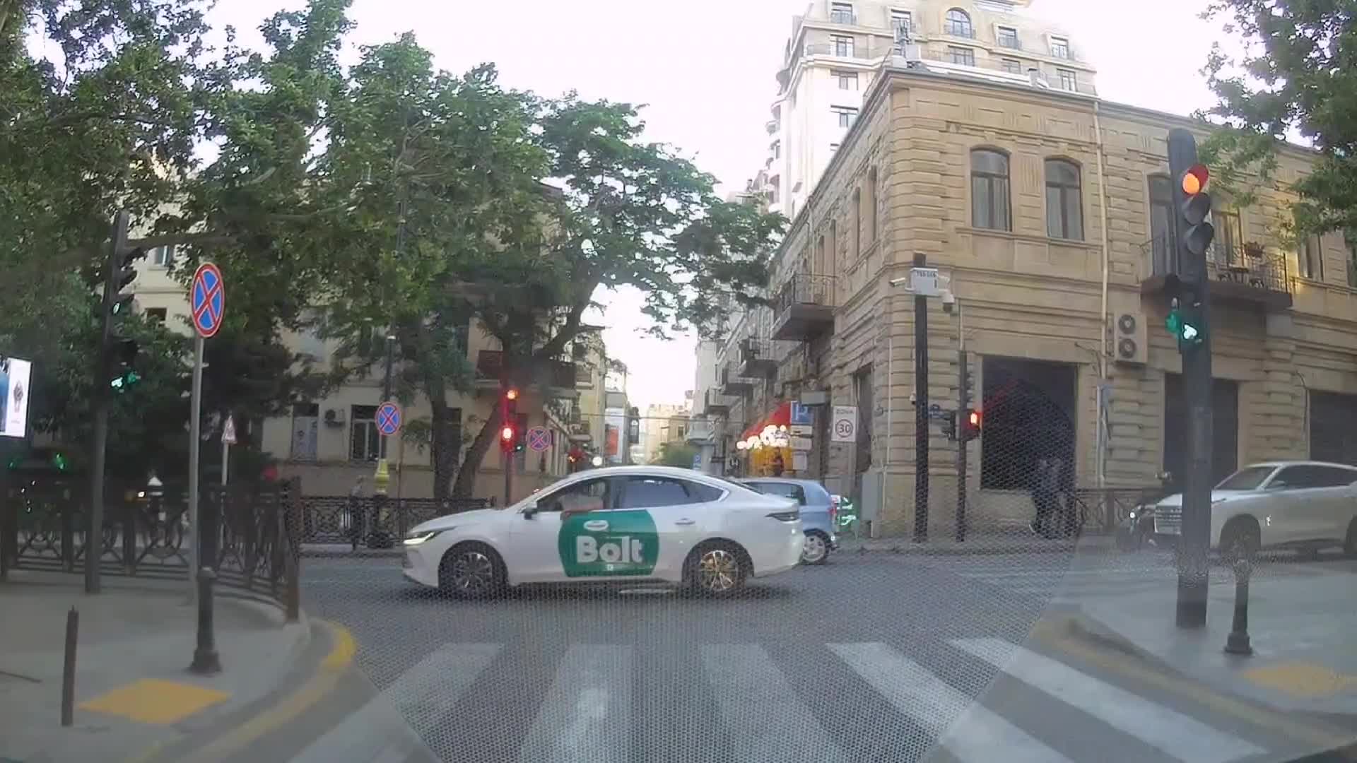 Kəsişmə yerinə girib yolu kəsib, üstəlik etiraz edir