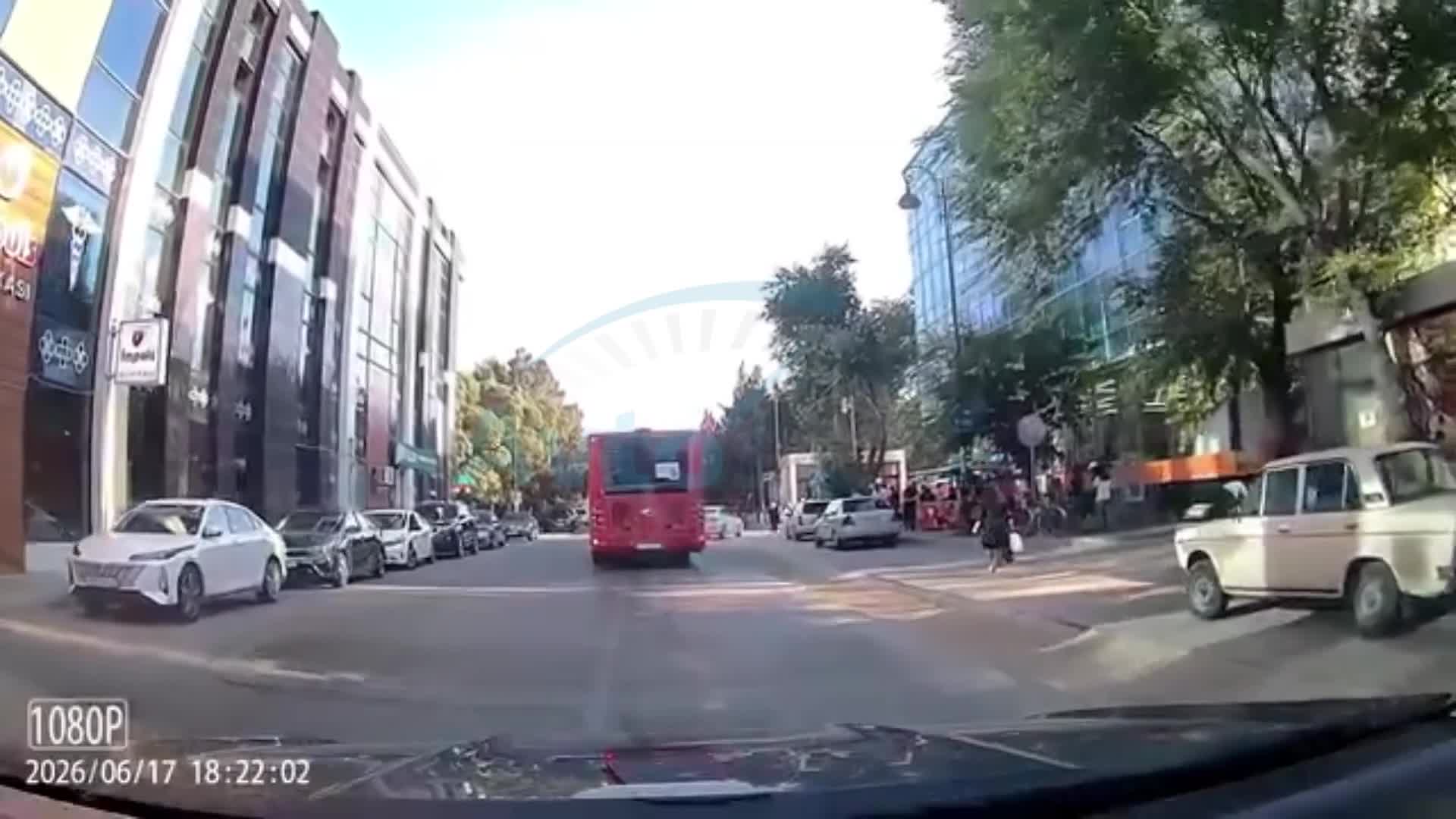 Avtobuslar növbə ilə qarşı yola çıxıb təhlükə saçdı 