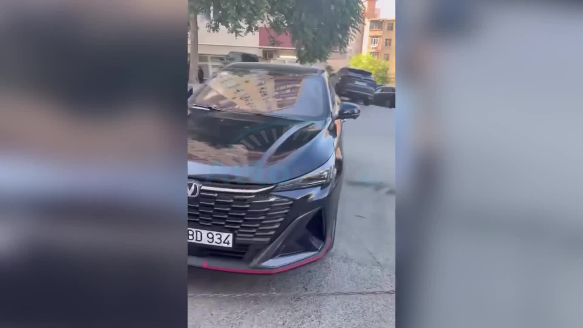Avtomobillərin yolunu kəsən qadın sürücü 