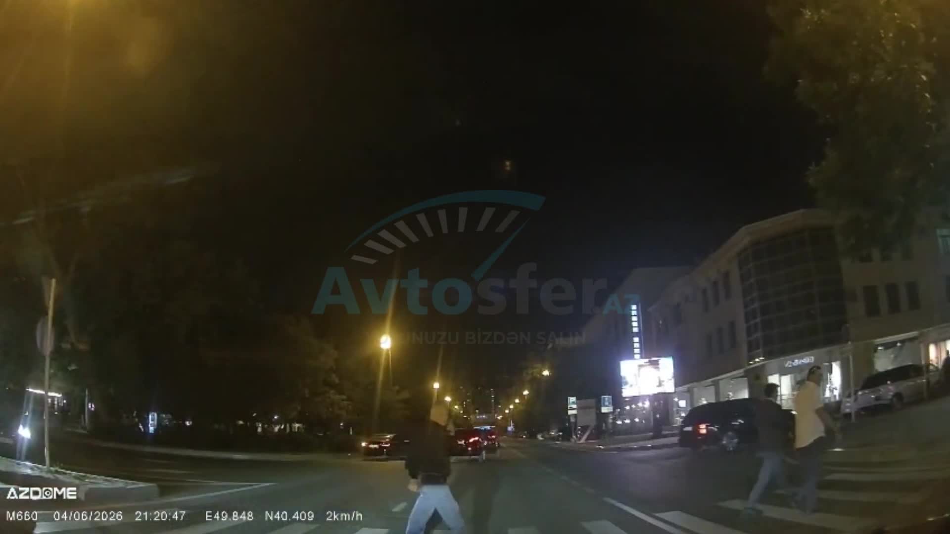 Piyada qucağındakı azyaşlı ilə yolu qaçaraq keçdi