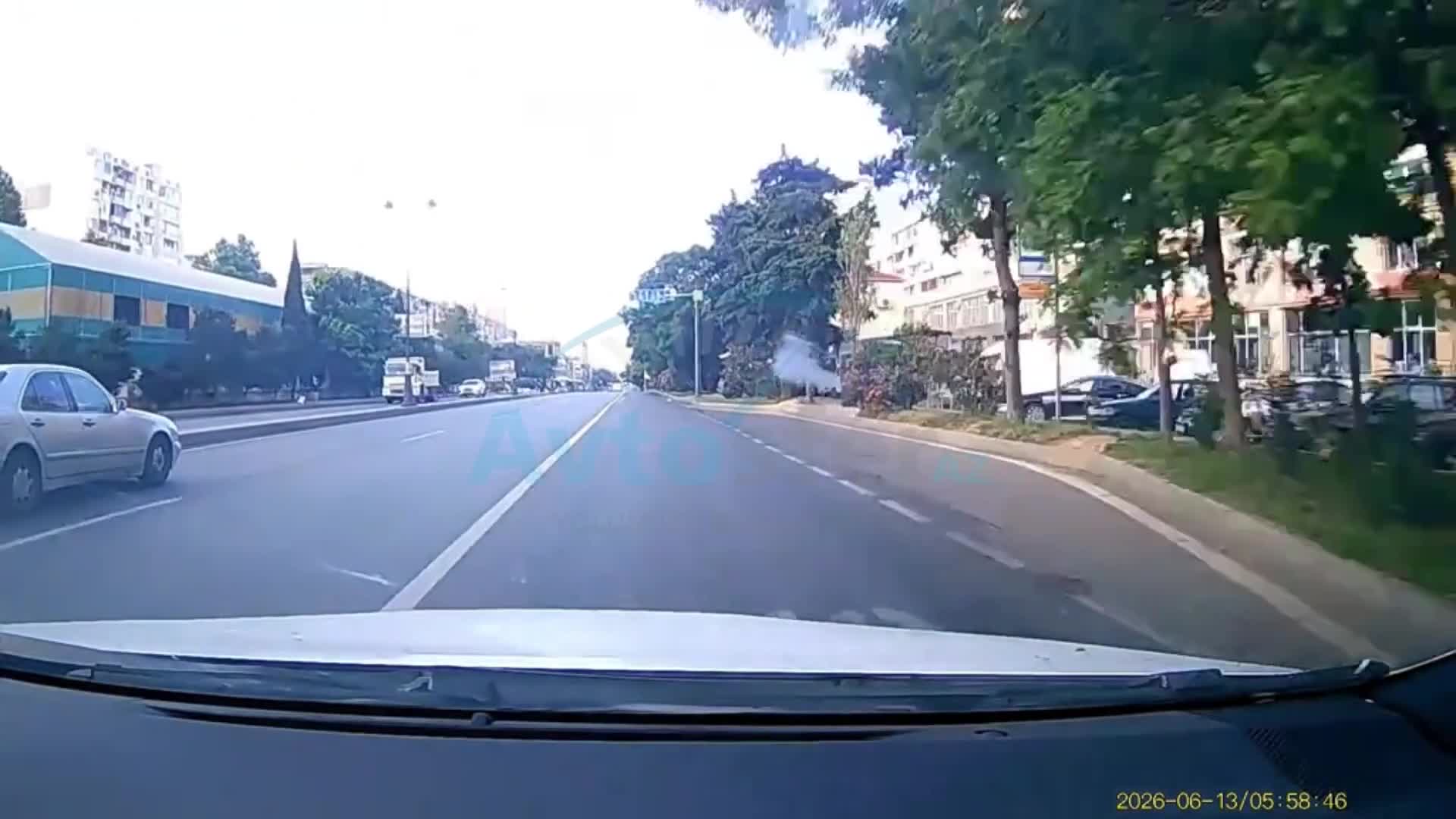 Baş yoldakı avtomobili gözləməyən sürücü 