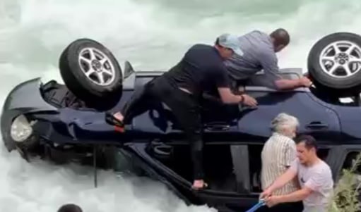Çaya düşən avtomobildən yaşlıları...