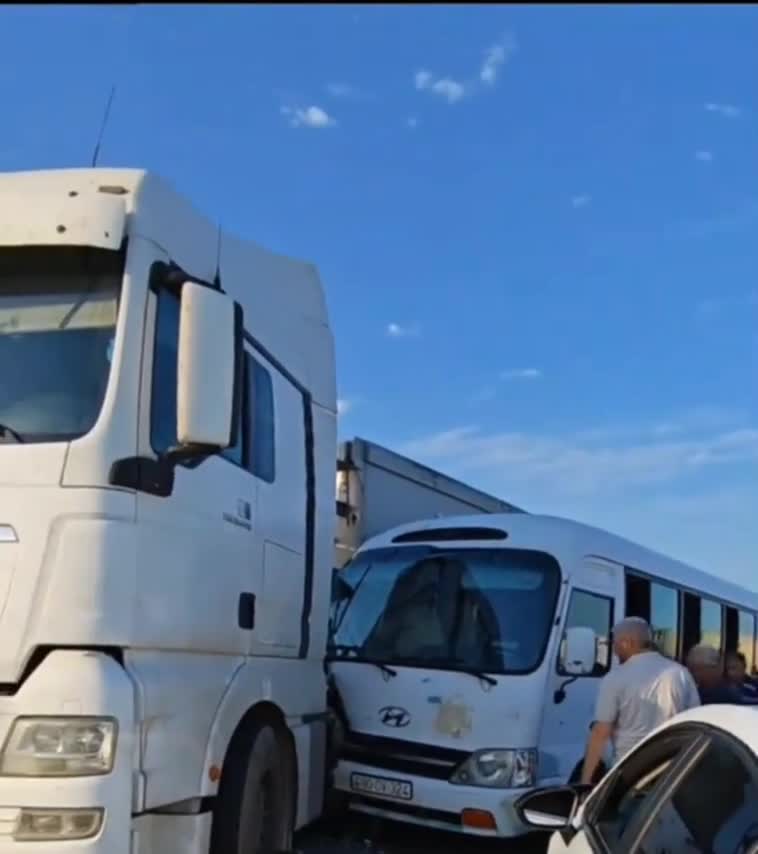 Lökbatanda mikroavtobus yük maşınına çırpıldığ