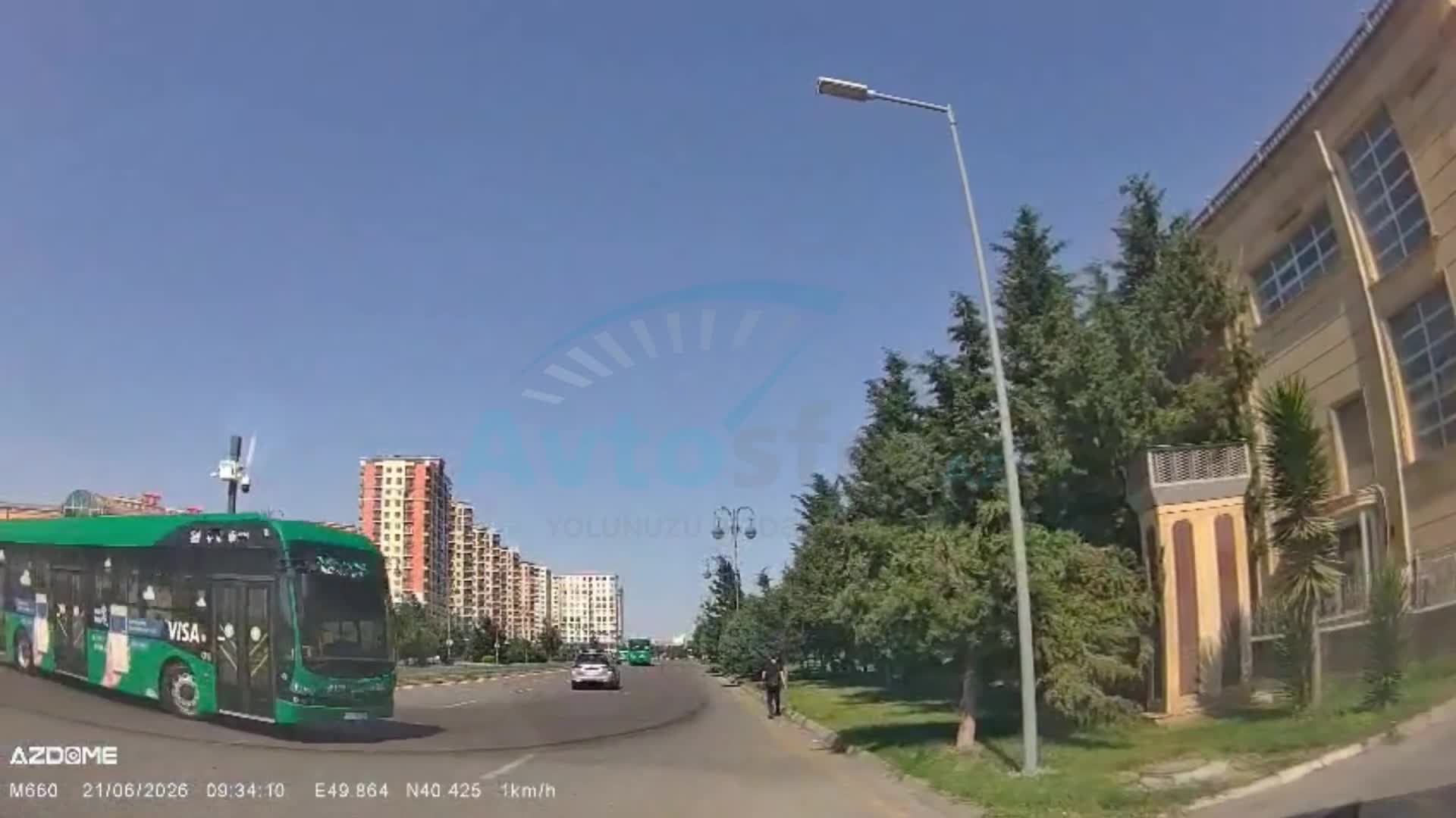 Piyada az qala avtobusun altında qalırdı