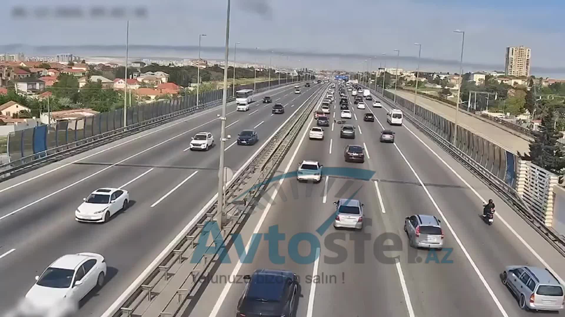 Moped sürücüsü ağır qəzaya düşdü: İki maşının arasında qaldı