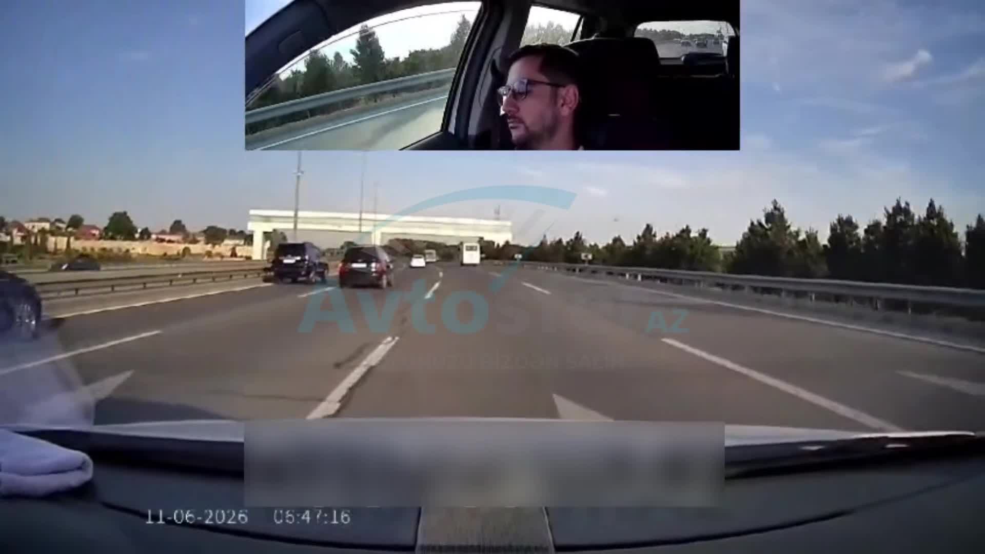 İki avtomobilin arasından keçib qəza riski yaratdı