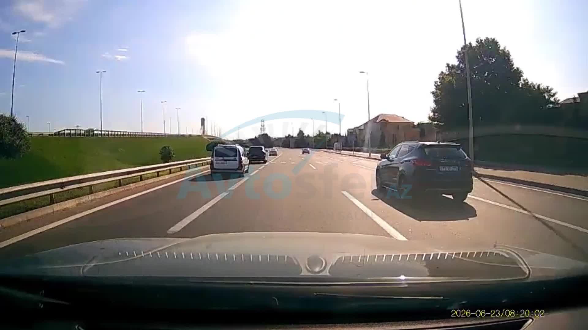 Güzgüyə baxmadan manevr edən sürücü qəza riski yaratdı 
