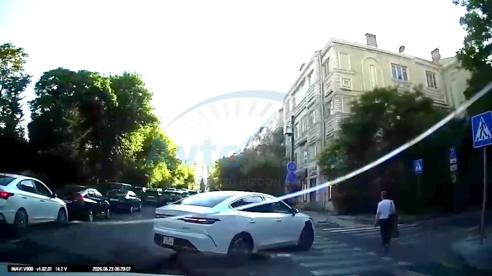 Keçiddən keçən piyadanı gözardı edib üstünə sürdü 