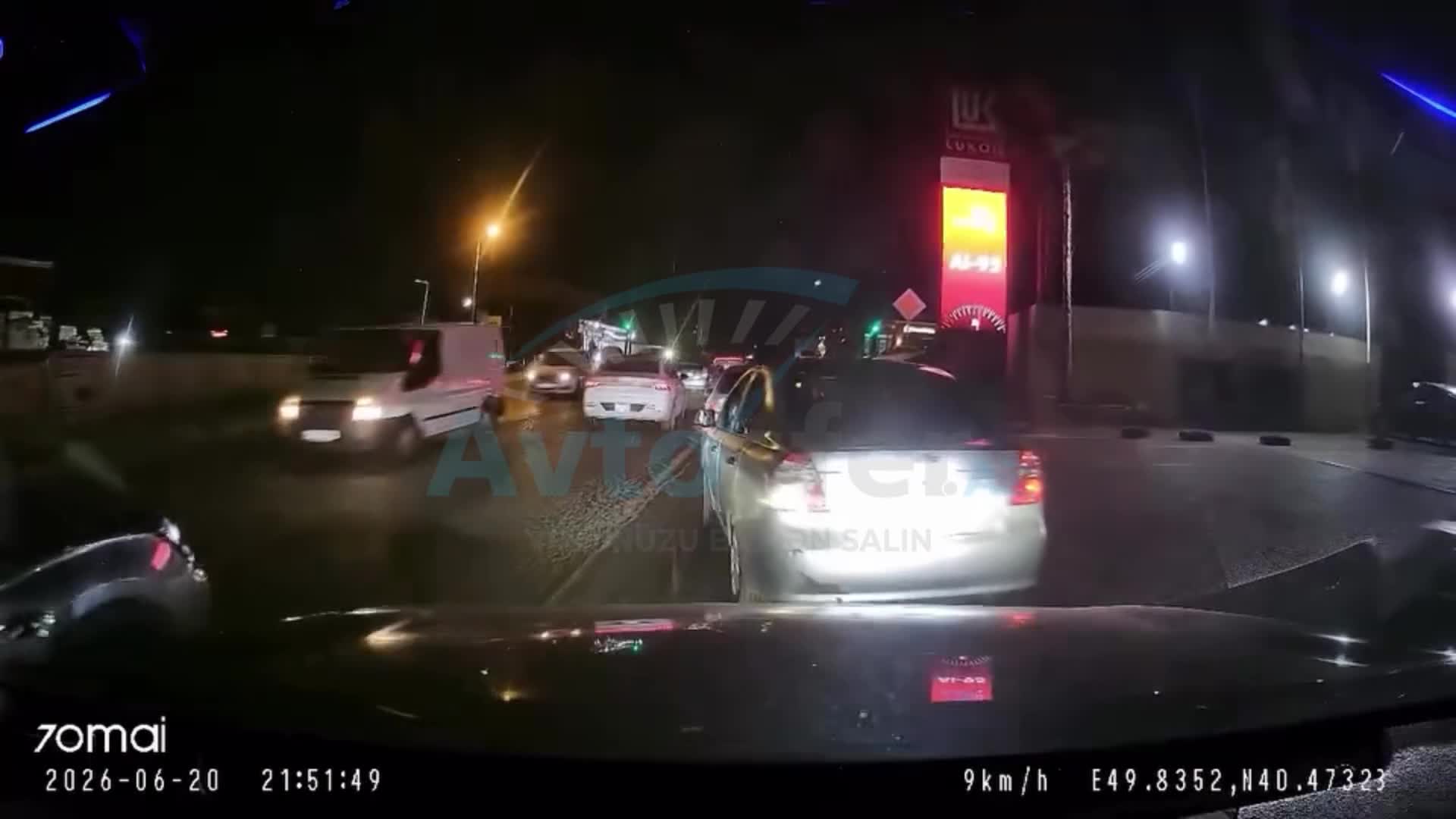 Öndəki avtomobilin qarşısına qəfil keçən sürücü təhlükə yaratdı