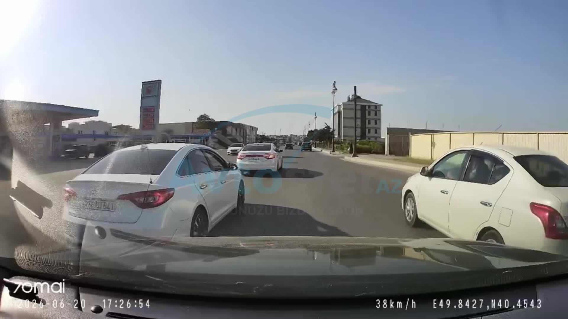 Qoşa xəttin üzərindən ötmə edən sürücü qəza şəraiti yaratdı