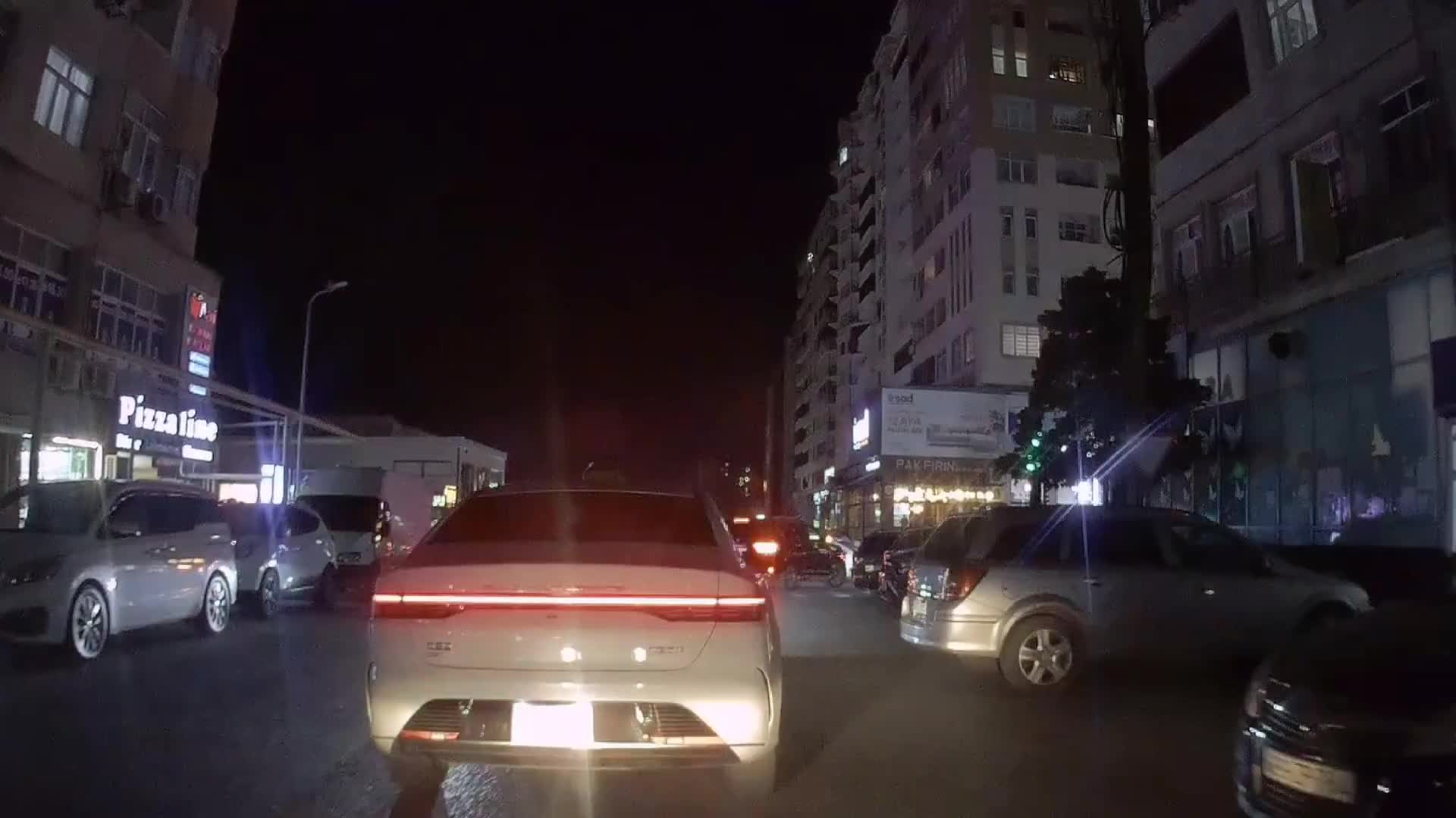 Yolun ortasında qərar verə bilməyən sürücü dayanıb maneə yaratdı