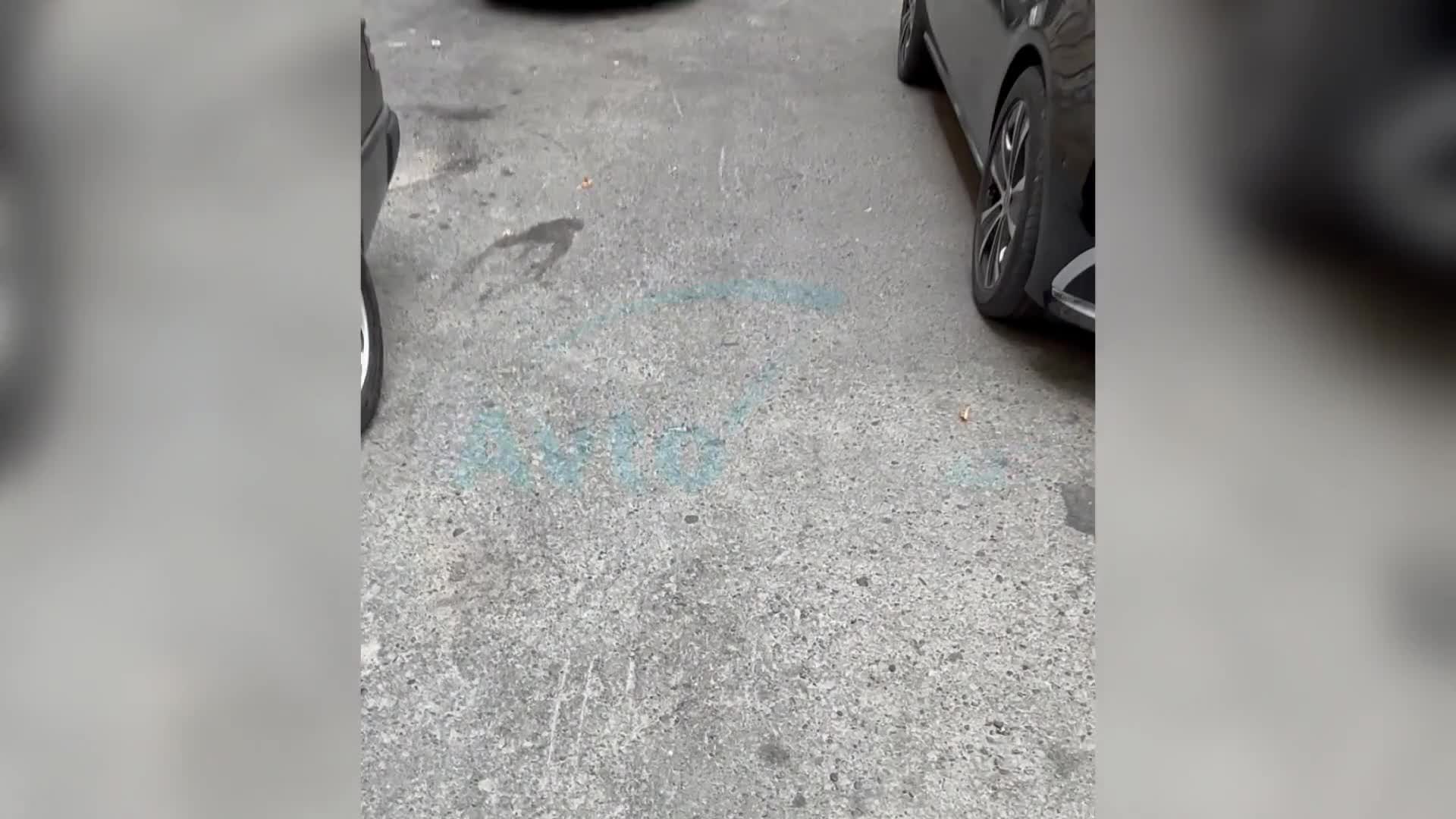 Bu küçədəki səkini sürücülər parkinq kimi istifadə edir