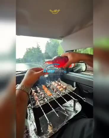 Hərəkətdə olan avtomobildə kabab bişirdilər: