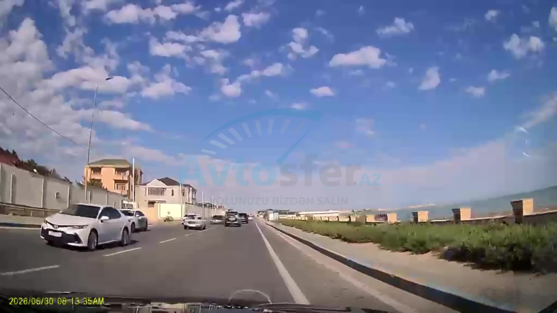 Əks yoldakı avtomobillərin üzərinə sürən sürücü 