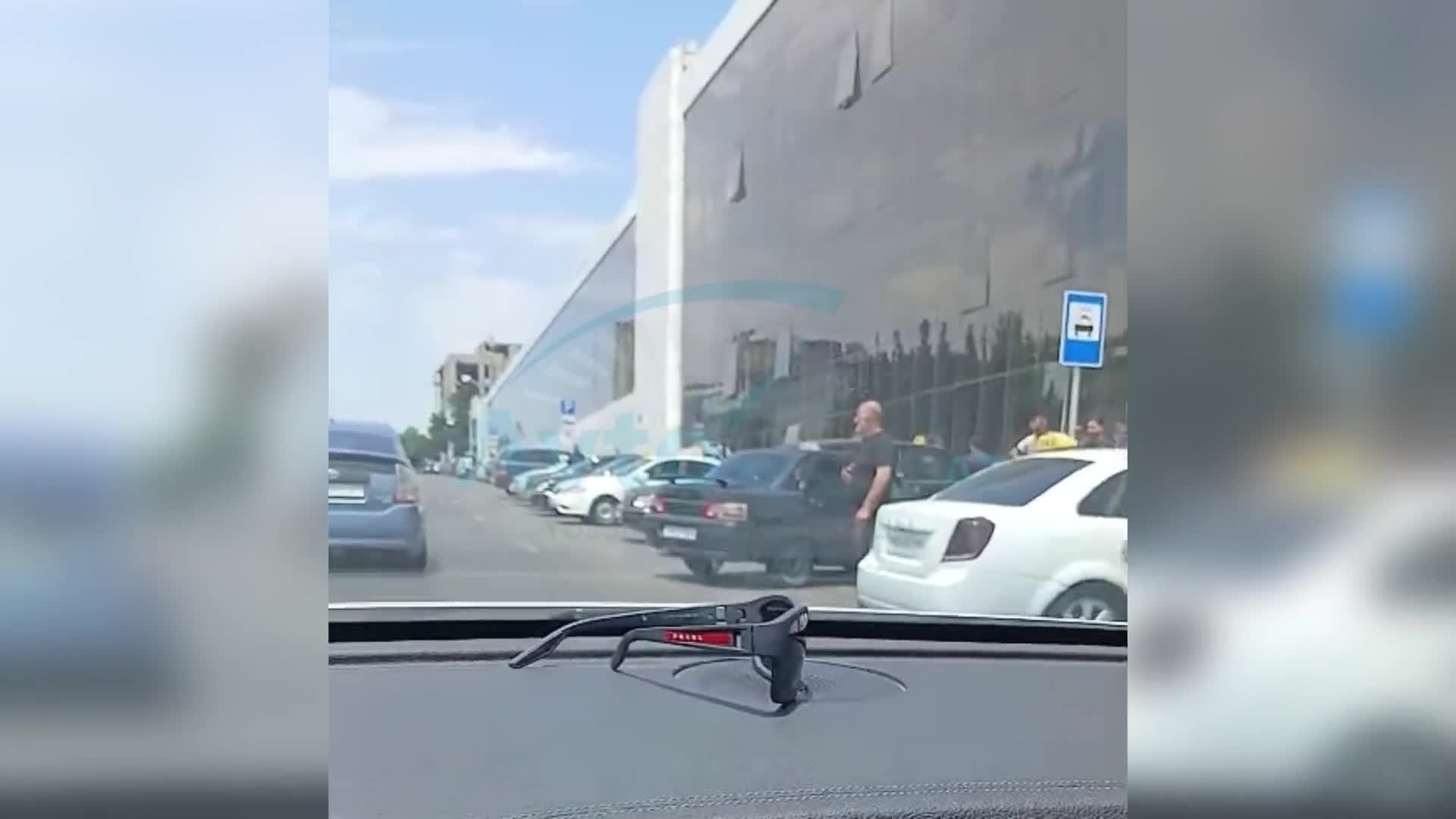 Bu küçədə taksi dayanacağı zəbt olunub