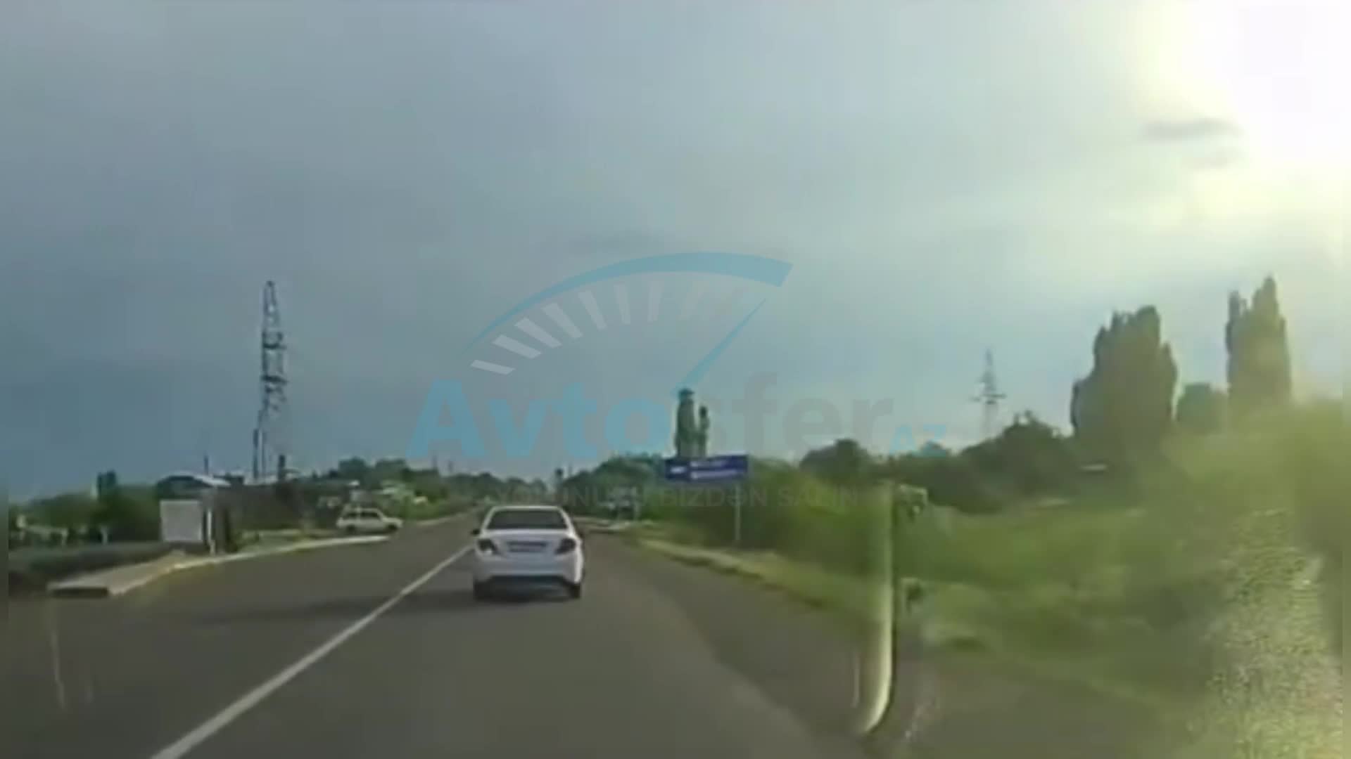 Yolayrıcına təhlükəli şəkildə girən sürücü qəza törətdi