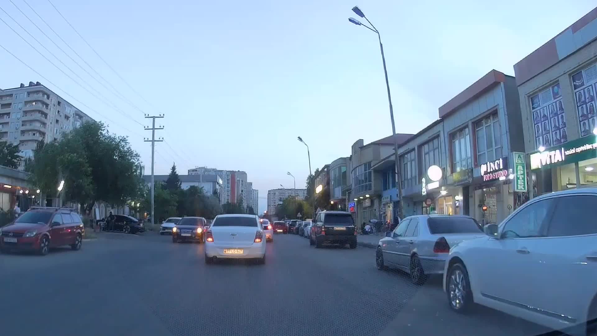 Boş yerləri qoyub ikinci cərgədə maşını park etdi