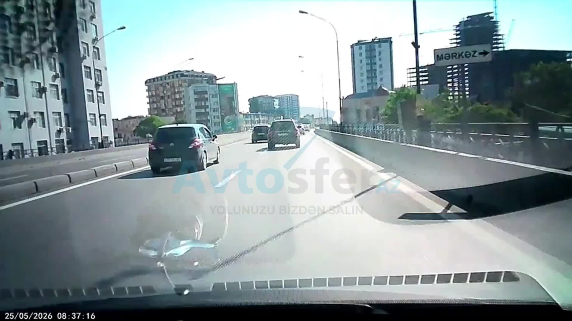 Sıxlıqdan yayınmaq istəyən sürücü qəza şəraiti yaratdı