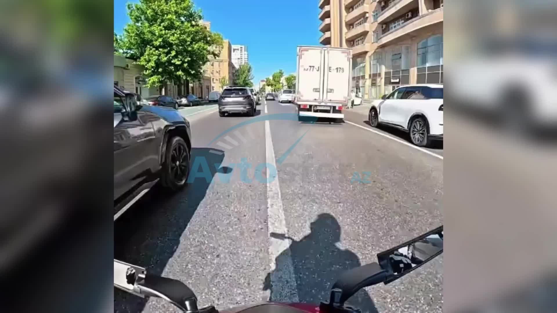 Maşınların arasından keçən diqqətsiz piyadalar qəza riski yaratdı