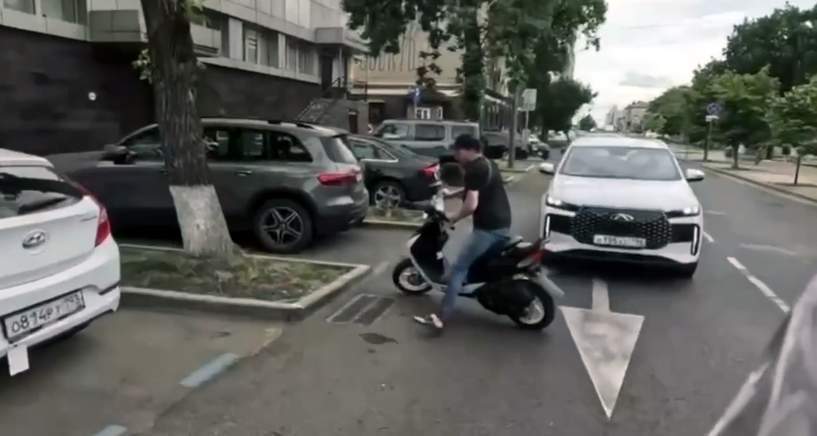 Yol polisi skuteri cərimə meydançasına saldı 