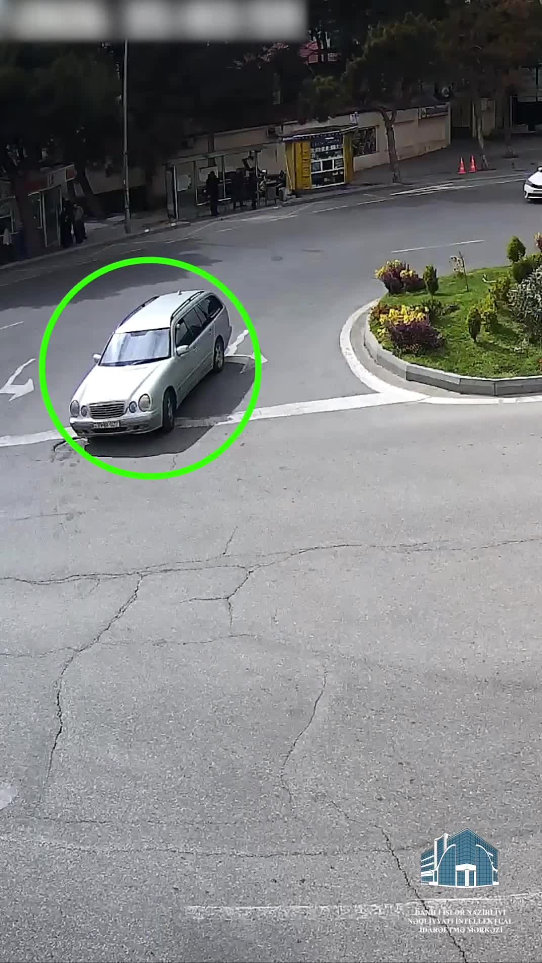 Bakıda dairəyə düzgün daxil olmayan sürücü qəzaya səbəb oldu