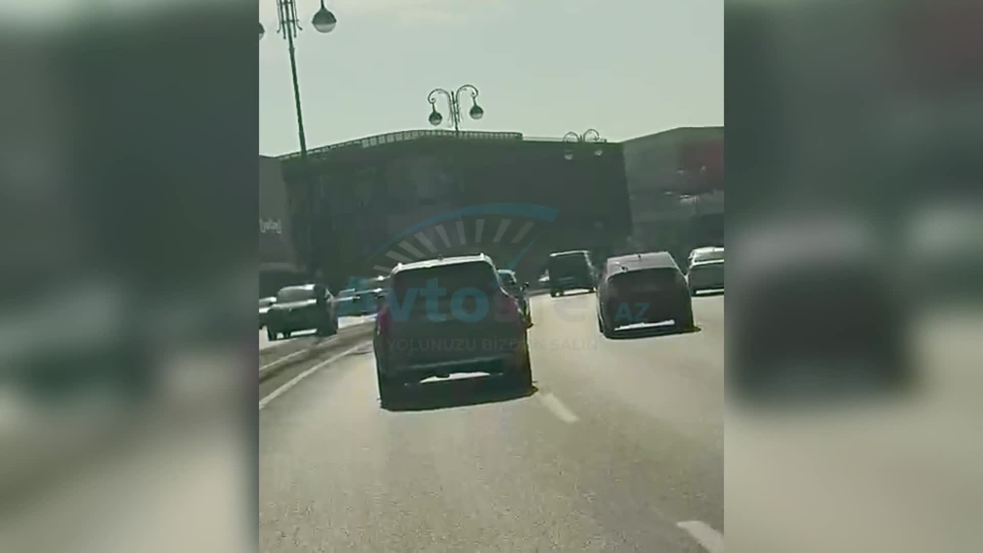 Sürücü siqaret kötüyünü maşının pəncərəsindən yola atdı 