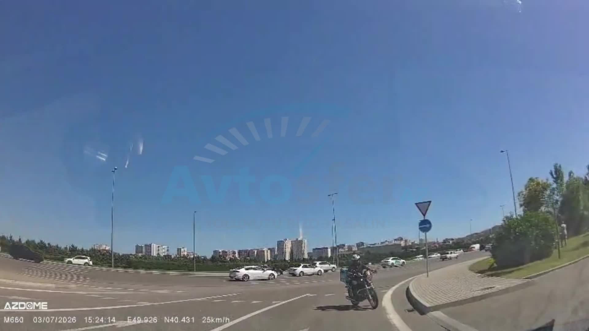 Mopedlə əks yola çıxan sürücü avtomobillərə təhlükə yaratdı