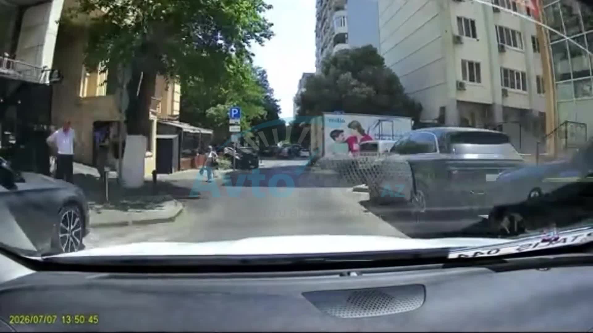 Parklanma yerindən çıxan yük maşınının sürücüsü “BYD”ni vurdu