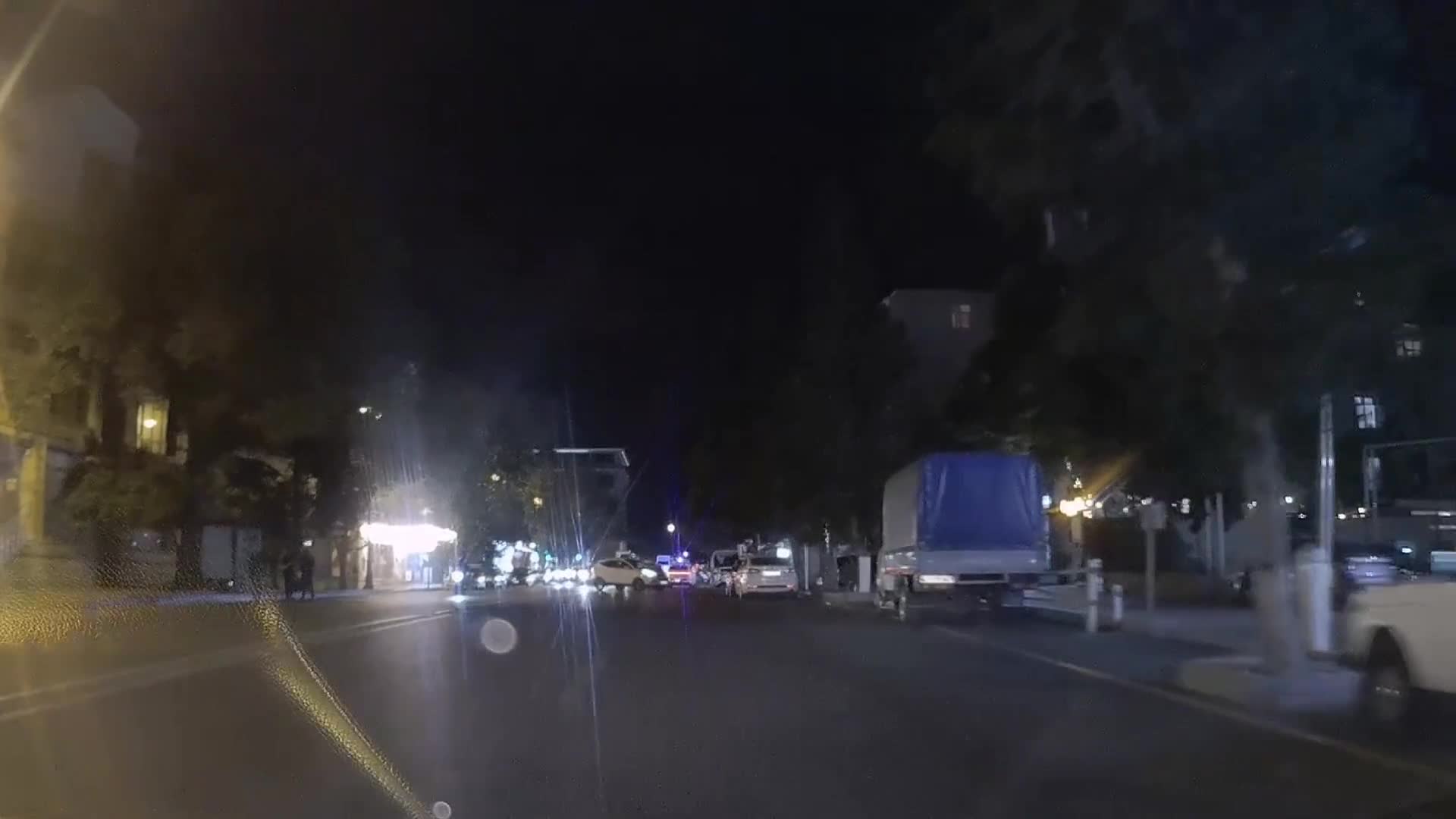 Bu yola quraşdırılmış nişan ağacın arxasında qalıb