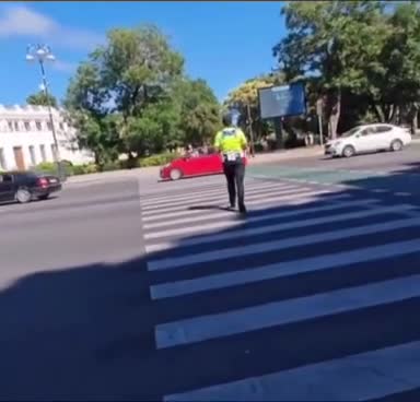 Təhlükə ilə üzləşən velosipedçilər yol polisindən kömək istədi 