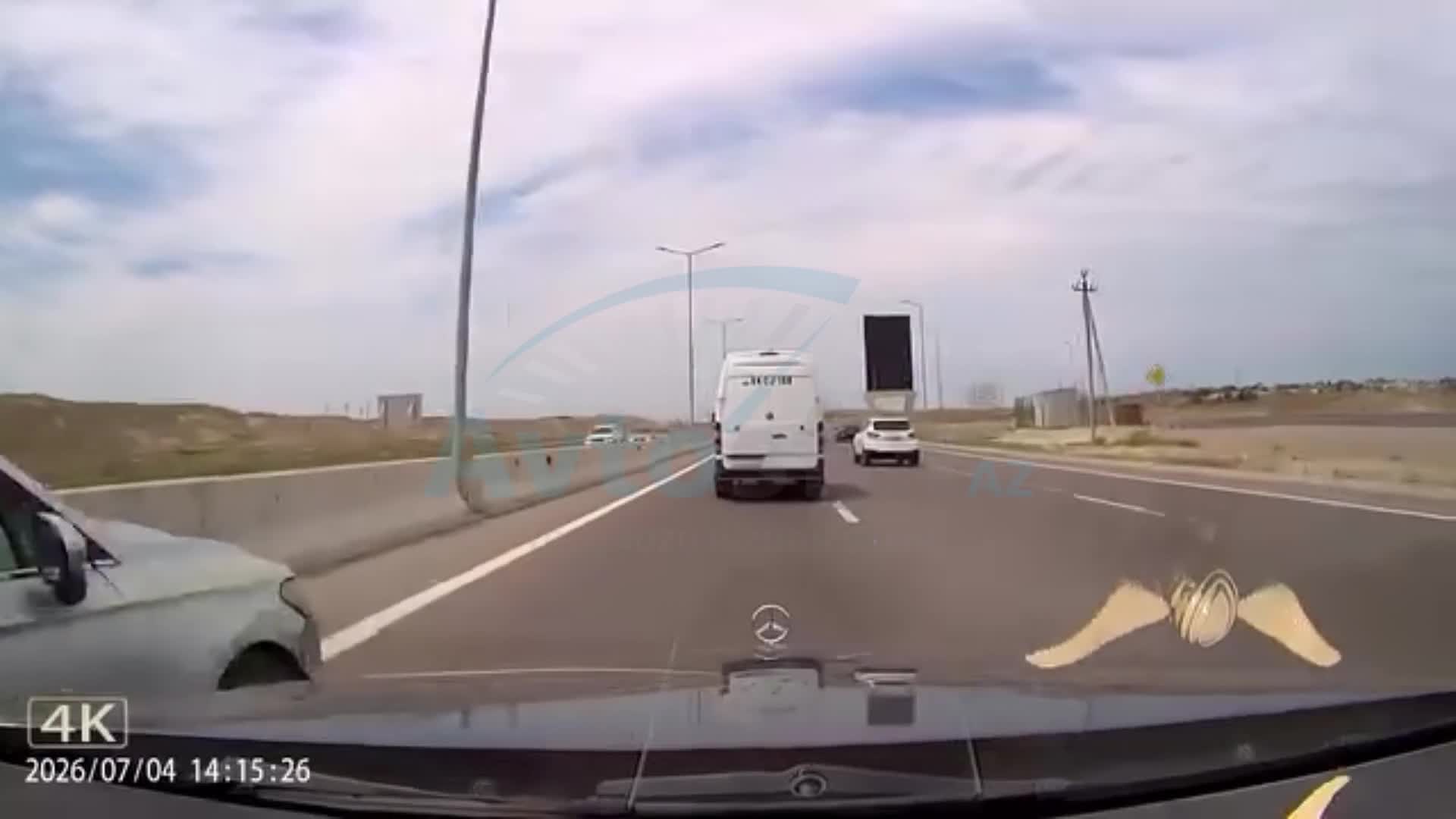 Təhlükə saçan sürücü görün avtomobillərə necə qəza riski yaratdı 