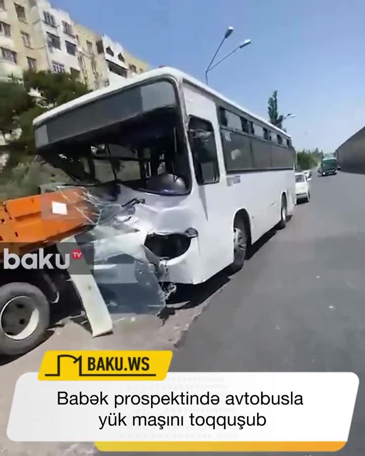 Babək prospektində avtobusla yük maşını toqquşdu