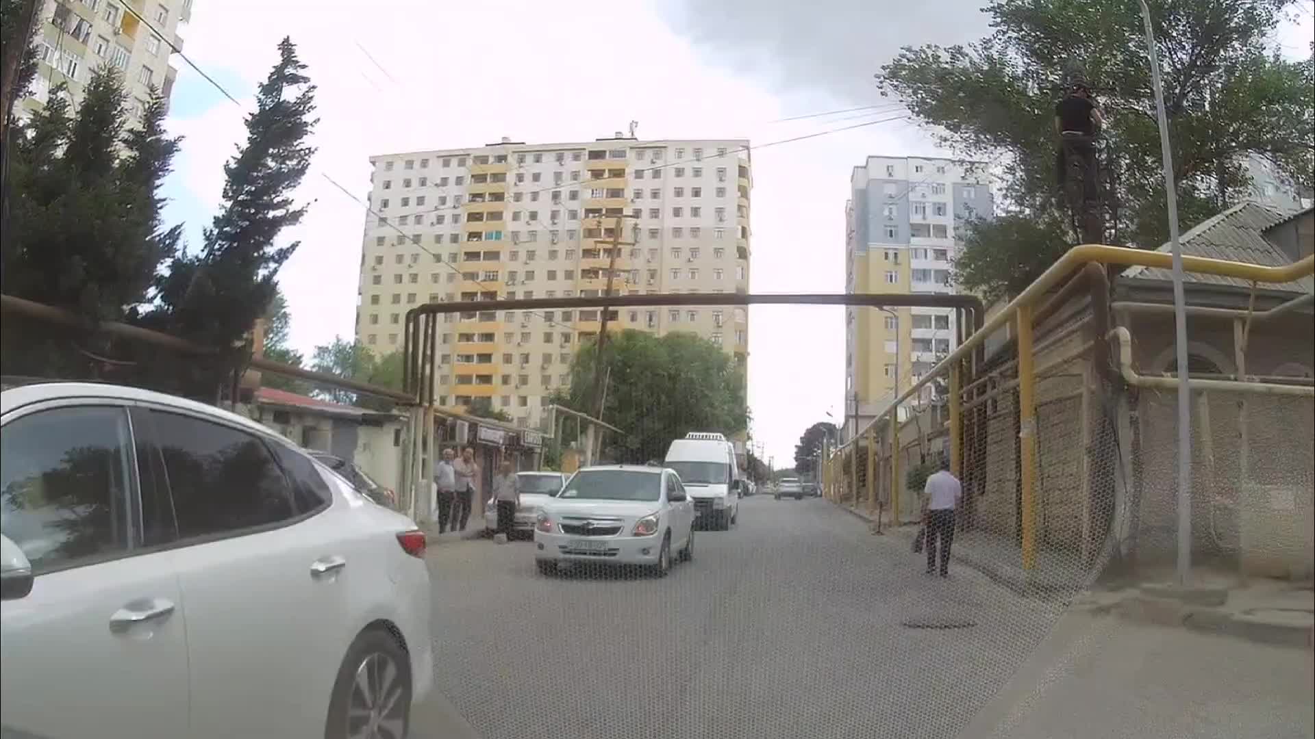 Maşının önünə qırmızı işıq quraşdıran sürücü 