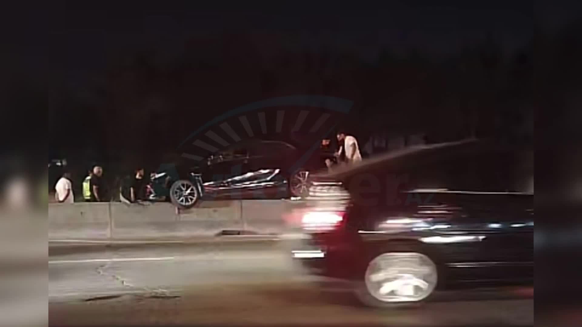 Xırdalan dairəsində qəza: “Toyota” maneənin üzərinə qalxdı