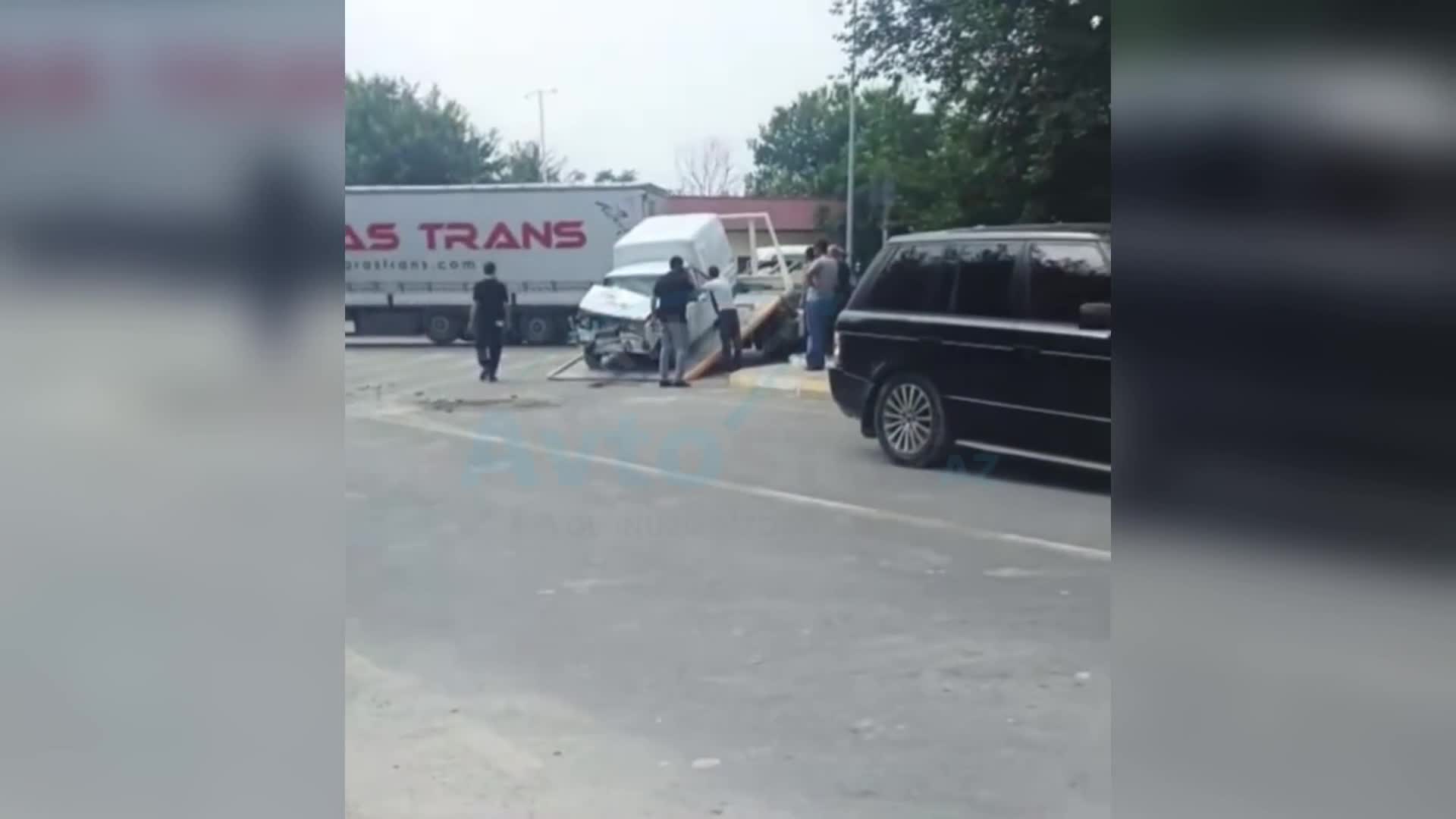 Əks yola çıxan “Range Rover” qəza törətdi