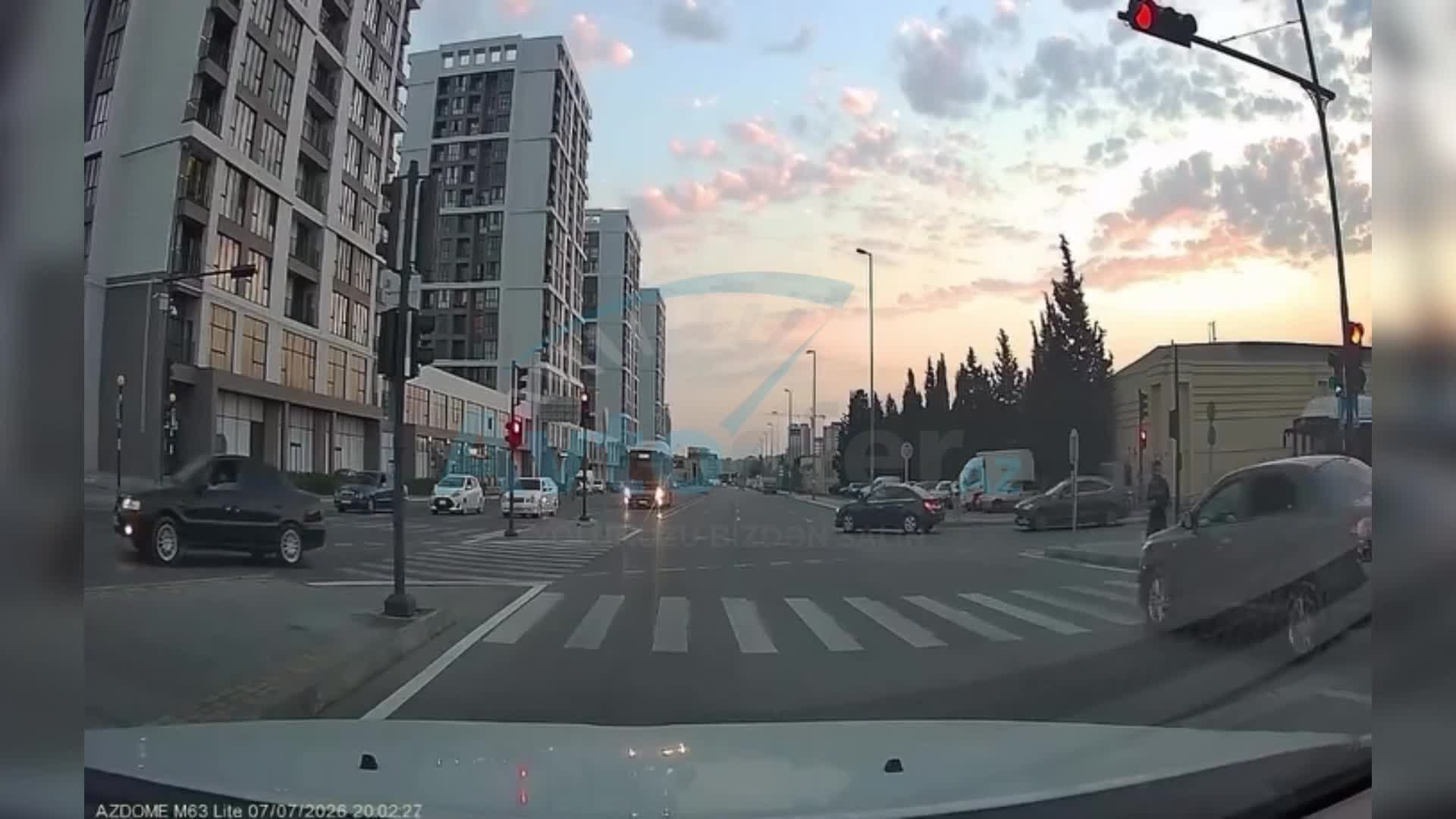 Qırmızı işıqda keçən sürücü piyadanı vurmaqdan güclə yayındı